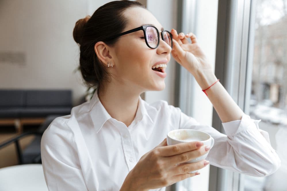 Dentes manchados: conheça as principais causas e como tratar